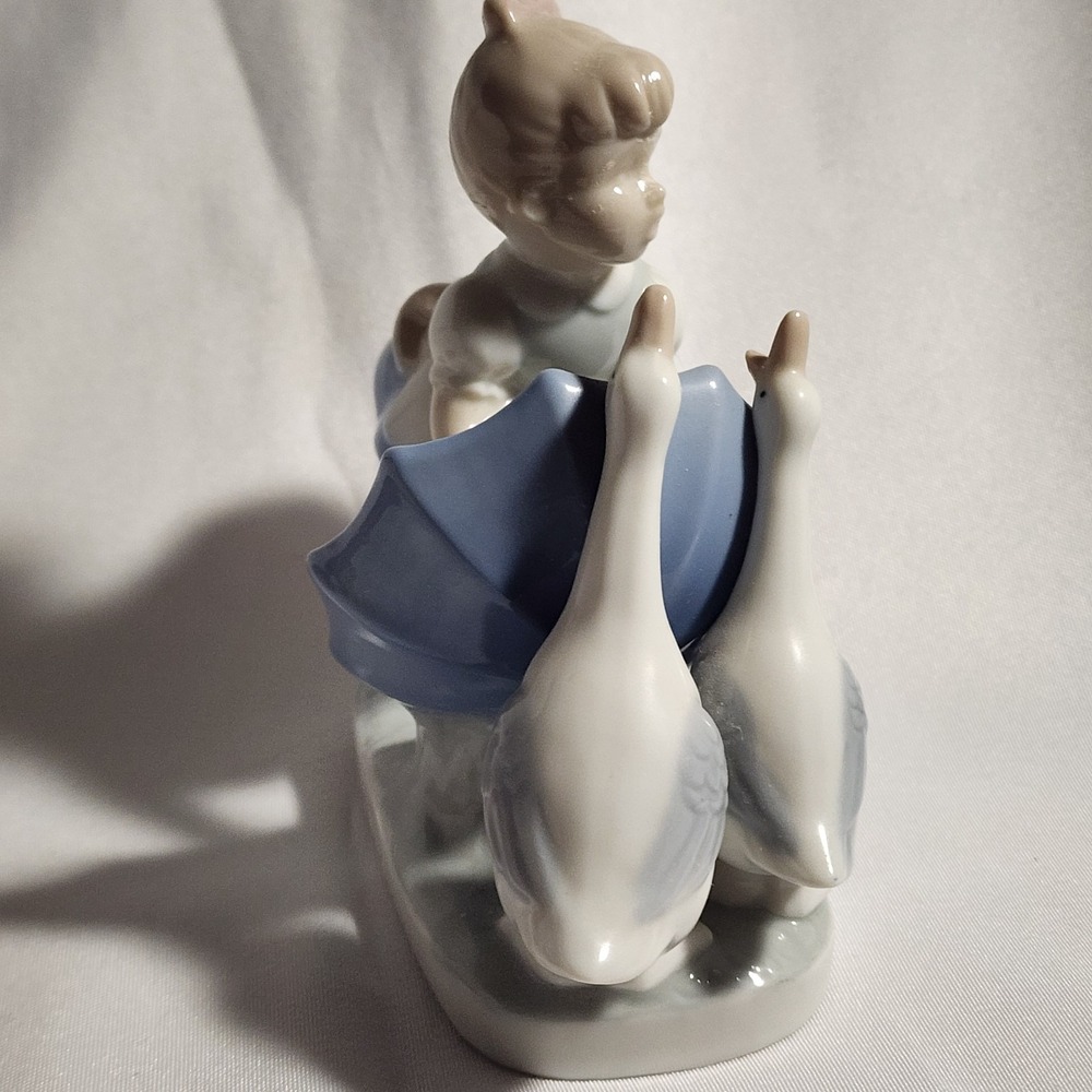 Vintage Young Girl & Umbrella & Ducks Geese Porcelain Figurine‎ EUC Signed - Picture 3 of 7